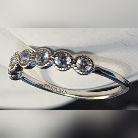 STERLING SILVER AND CUBIC ZIRCONIA RING SIZE 7.5 - Picture 7 of 7